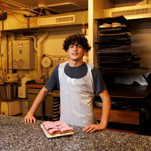 Deniz Aldemir, jeune apprenti en confiserie, à Fribourg. Il a commencé son apprentissage à la confiserie REX, bd de Pérolles, en juillet dernier.