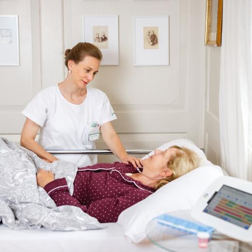 IMAGE DISTRIBUTED FOR SPITAL ZOLLIKERBERG FOR EDITORIAL USE ONLY - Visit - Spital Zollikerberg Zuhause® // Weiterer Text ueber ots und http://presseportal.ch/de/pm/100058535/100910477 (obs/Spital Zollikerberg/Nicolas Zonvi via KEYSTONE)