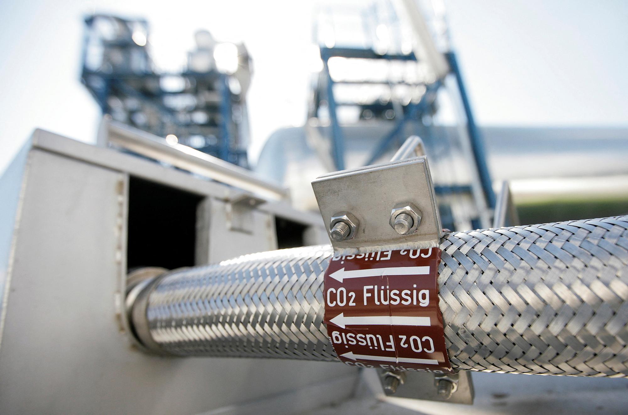 FILE PHOTO: A flexible tube for CO2 is pictured before the first official run of the mini plant "Schwarze Pumpe" in Spremberg, September 9, 2008. Vattenfall's CO2-free power plant is a pilot project for carbon capture and storage (CCS) - the first power plant in the world that will take the toxic emissions from coal and bury them deep in the ground. REUTERS/Hannibal Hanschke/File Photo