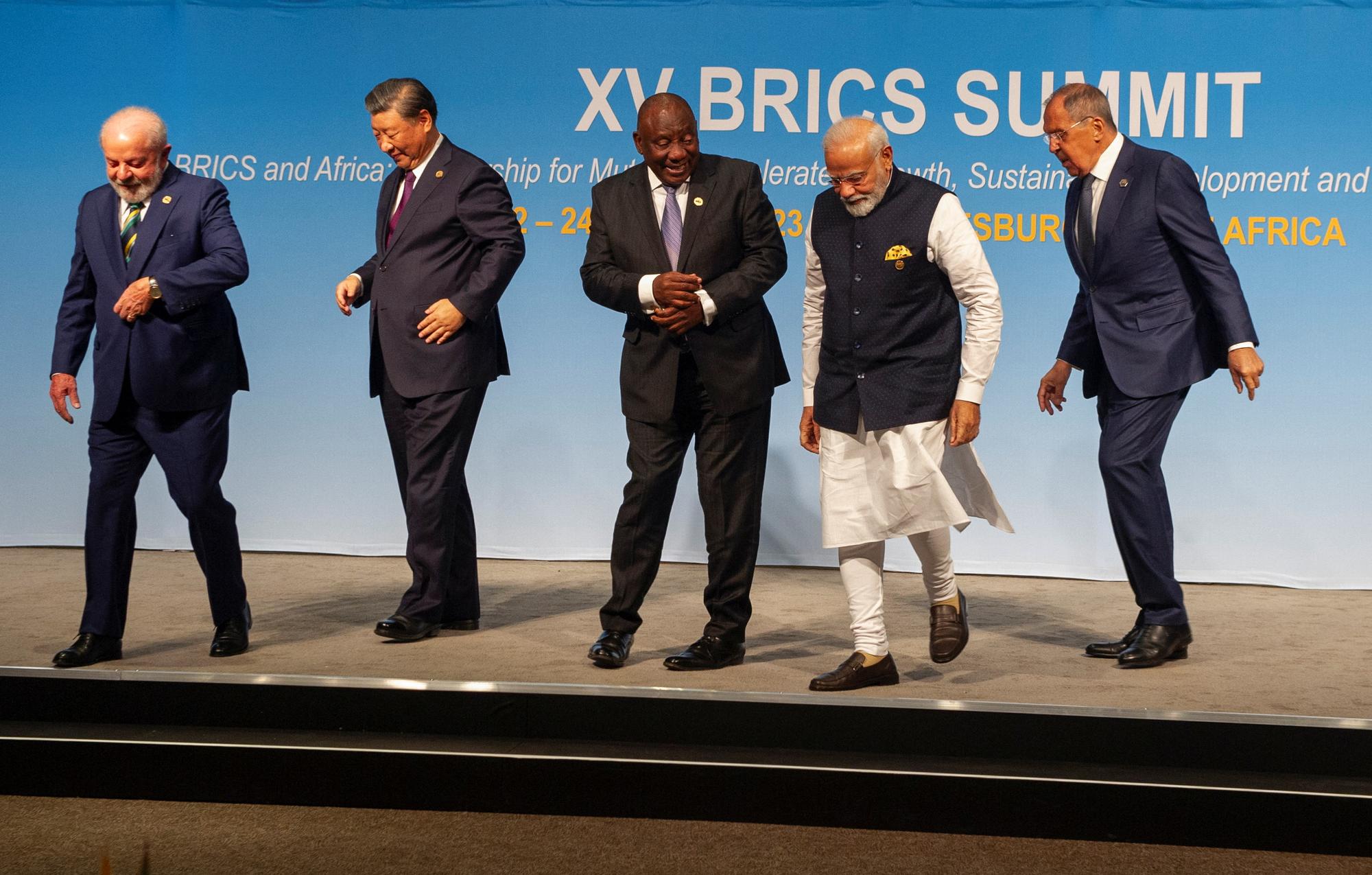 Brazil's President Luiz Inacio Lula da Silva, China's President Xi Jinping, South African President Cyril Ramaphosa, Indian Prime Minister Narendra Modi and Russia's Foreign Minister Sergei Lavrov walk after posing for a picture at the BRICS Summit in Johannesburg, South Africa August 23, 2023. REUTERS/Alet Pretorius/Pool