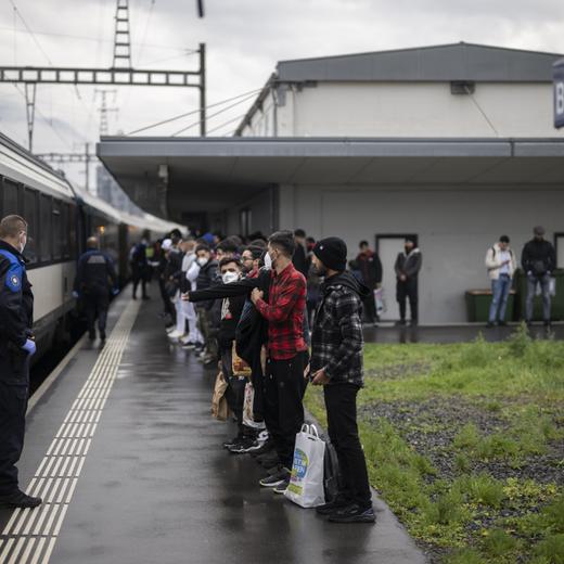 Fluechtlinge aus einem Zug aus Oesterreich werden von Grenzwaechtern zur Kontrolle gebracht, am Mittwoch, 16. November 2022, in Buchs. Seit dem Sommer 2021 gelangen vermehrt afghanische Fluechtlinge an den Grenzbahnhof. Sie werden von der Grenzwacht aufgegriffen und duerfen nach der Kontrolle weiter reisen. (KEYSTONE/Gian Ehrenzeller)