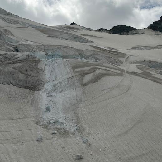 HANDOUT - Am Sonntag, 20. August 2023, wurde eine Dreierseilschaft von einem Gletscherabbruch ueberrascht. Gegen 12:30 Uhr befand sich eine Dreierseilschaft auf dem Abstieg vom Allalinhorn ueber den Feegletscher in Richtung Station Mittelallalin. Eine Person verlor dabei ihr Leben. (KEYSTONE/HANDOUT/KAPO VS) *** NO SALES, DARF NUR MIT VOLLSTAENDIGER QUELLENANGABE VERWENDET WERDEN ***