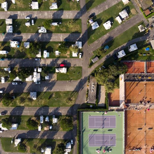 La zone du Parc des Sports de la ville de Morges regroupant actuellement, piscine, terrain de football, terrain de tennis, camping, et parking voiture, situee le long du Lac Leman est photographiee ce samedi 12 septembre 2020 a Morges. Suite a un referendum, le plan partiel d'affectation (PPA) est soumis au vote le 27 septembre 2020. (KEYSTONE/Laurent Gillieron)