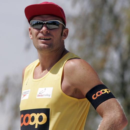 ARCHIV – ZUM TOD DES SCHWEIZER BEACHVOLLEYBALLERS MARTIN LACIGA, STELLEN WIR IHNEN FOLGENDES BILDMATERIAL ZUR VERFUEGUNG - Martin Laciga bei einem Beachvolleyball-Trainings-Spiel am Mittwoch, 3. Mai 2006 in Murten. (KEYSTONE/ Georgios Kefalas)
