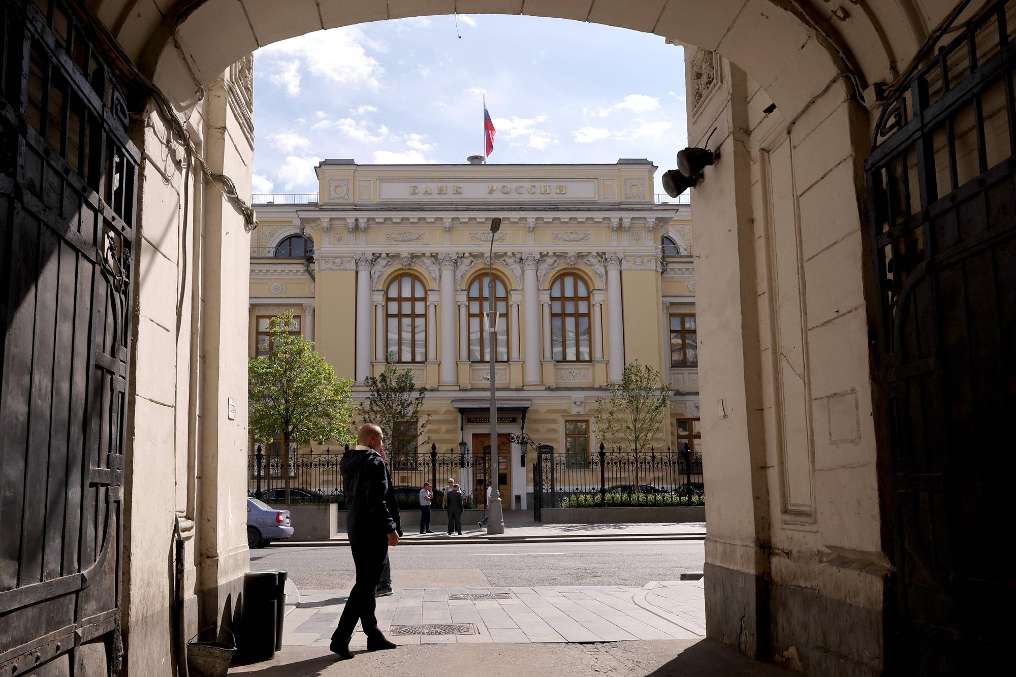 Russia: Central Bank of Russia RUSSIA, MOSCOW - JULY 21, 2023: A view of the offices of the Central Bank of Russia in Neglinnaya Street. Sergei Bobylev/TASS/Sipa USA Moscow Russia NOxUSExINxGERMANY PUBLICATIONxINxALGxARGxAUTxBRNxBRAxCANxCHIxCHNxCOLxECUxEGYxGRExINDxIRIxIRQxISRxJORxKUWxLIBxLBAxMLTxMEXxMARxOMAxPERxQATxKSAxSUIxSYRxTUNxTURxUAExUKxVENxYEMxONLY Copyright: xTASSx Editorial use only sipausa_47422380