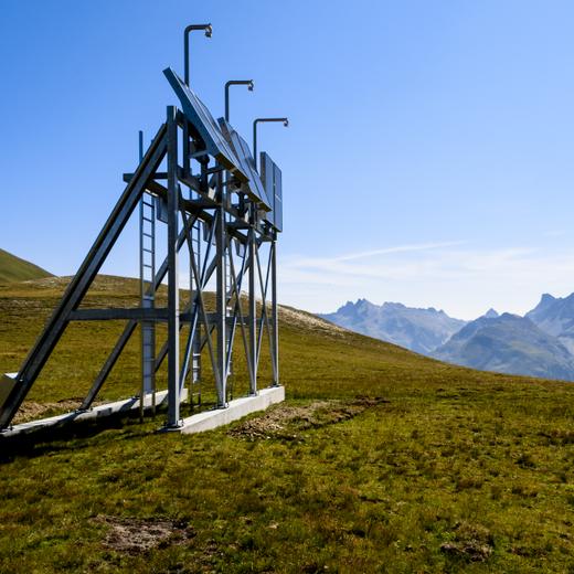Une vue de l'installation test des panneaux solaires pour le projet Grengiols Solar a une altitude de 2'500 metres le jeudi 20 juillet 2023 a Furggerschaeller dans le Saflischtal au-dessus de Grengiols. Le projet redimensionne prevoit l'installation de quelque 160'000 modules solaires, dans le parc naturel de la vallee de Binn. Le Valais votera le 10 septembre prochain sur les megaprojets solaires alpins. La population devra se prononcer sur le decret qui facilite et accelere la procedure d'autorisation pour construire de grandes installations photovoltaiques dans les Alpes. (KEYSTONE/Jean-Christophe Bott)