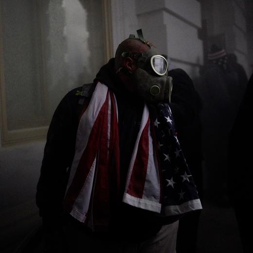 epa08923668 A person wears a gas mask as Pro-Trump protesters storm the grounds of the US Capitol, in Washington, DC, USA, 06 January 2021. Various groups of Trump supporters have broken into the US Capitol and rioted as Congress prepares to meet and certify the results of the 2020 US Presidential election. EPA/WILL OLIVER