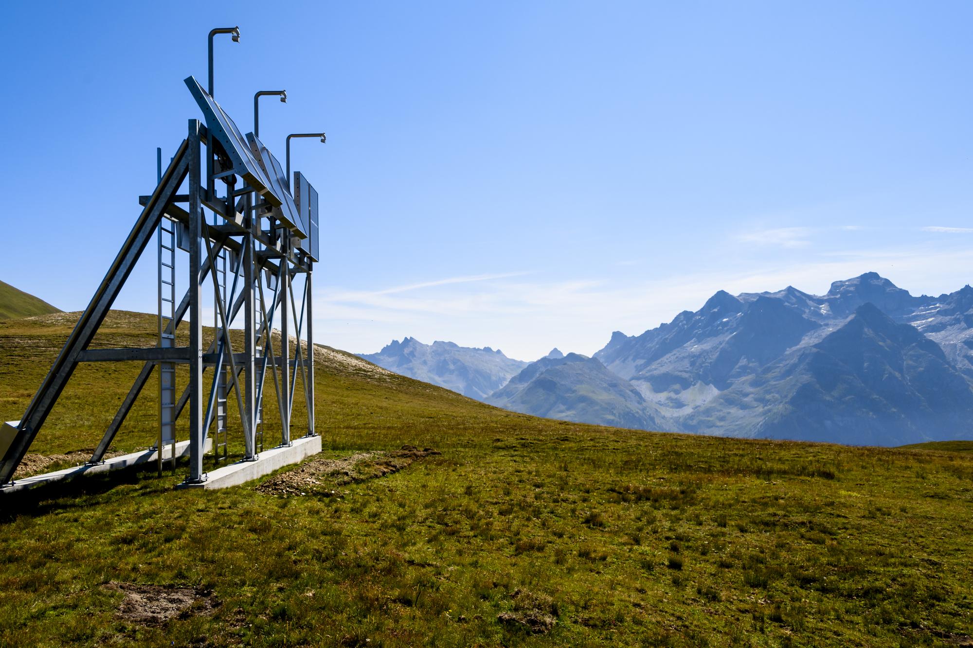 Une vue de l'installation test des panneaux solaires pour le projet Grengiols Solar a une altitude de 2'500 metres le jeudi 20 juillet 2023 a Furggerschaeller dans le Saflischtal au-dessus de Grengiols. Le projet redimensionne prevoit l'installation de quelque 160'000 modules solaires, dans le parc naturel de la vallee de Binn. Le Valais votera le 10 septembre prochain sur les megaprojets solaires alpins. La population devra se prononcer sur le decret qui facilite et accelere la procedure d'autorisation pour construire de grandes installations photovoltaiques dans les Alpes. (KEYSTONE/Jean-Christophe Bott)