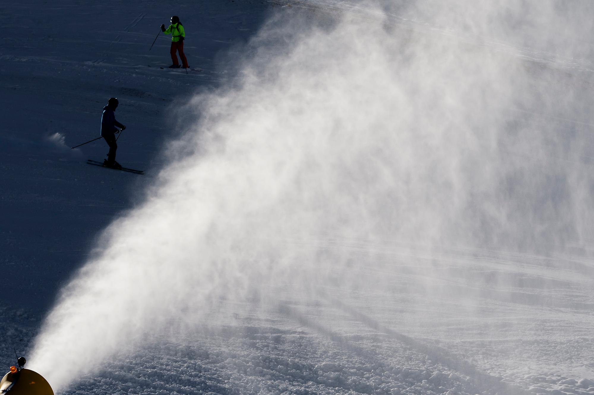 Des personnes profitent de la neige pour skier sur une piste de ski a cote d'un canon a neige ce samedi 18 novembre 2017 sur le domaine skiable des Portes du Soleil a Champery-Les Crosets. Comme dans d'autres stations, une partie du domaine skiable est ouvert ce week-end grace aux quelques chutes de neige et au froid de ces derniers jours. (KEYSTONE/Jean-Christophe Bott)