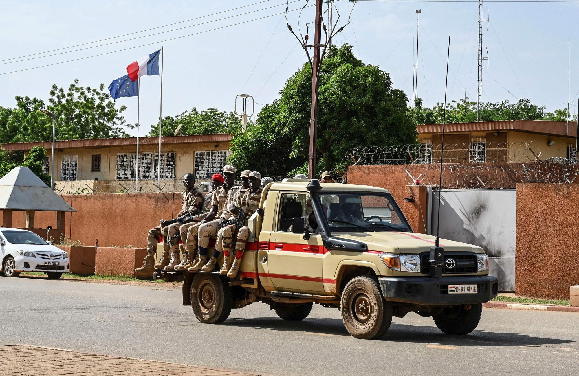 Devant l'ambassade de France au Niger, le 28 août.