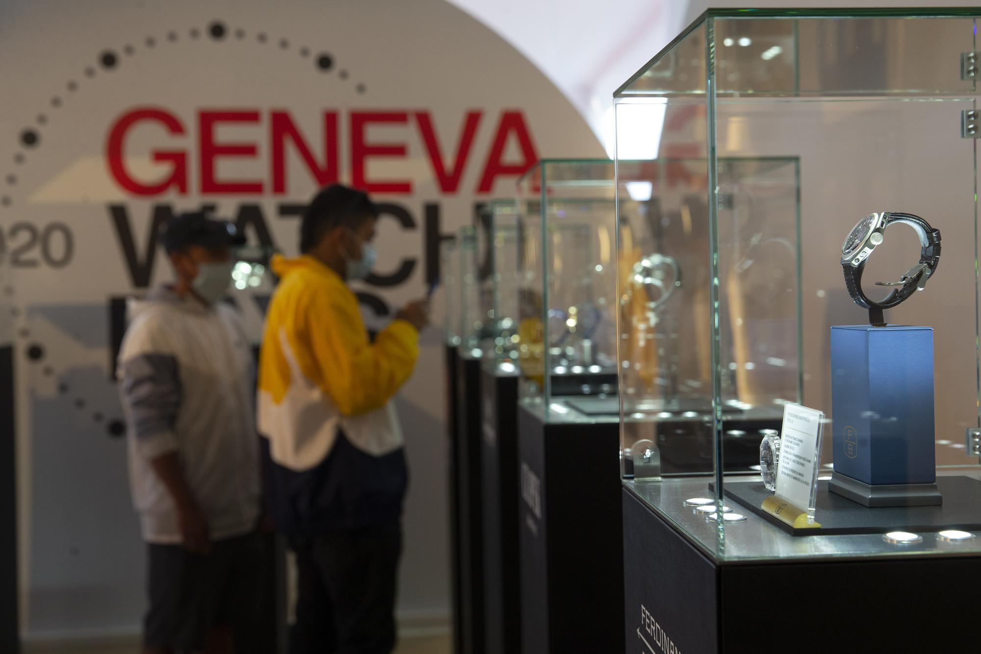 Visitors look watches displayed at Geneva Watch Days Official pavilion, during the 2020 Geneva Watch Days, in Geneva, Switzerland, Friday, August 28, 2020. Geneva Watch Days is a Swiss watches industry exhibition than was decentralized in brands' individual showroom to due the coronavirus COVID-19 disease. (KEYSTONE/Salvatore Di Nolfi)