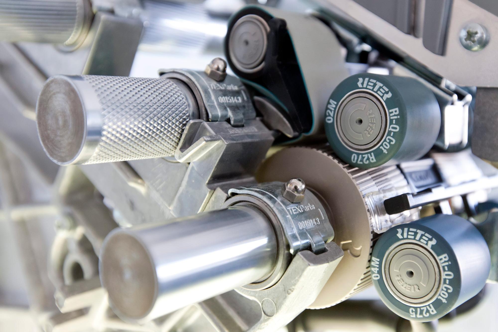 Das Logo der Rieter Holding AG auf einem Maschinenbauteil, aufgenommen anlaesslich der Bilanzpresskonferenz, am Mittwoch, 21. Maerz 2012, in Winterthur. Der Textilmaschinenhersteller hat im vergangenen Jahr 11,4 Prozent mehr Gewinn gemacht als im Vorjahr und 119 Millionen Franken verdient. (KEYSTONE/Alessandro Della Bella)