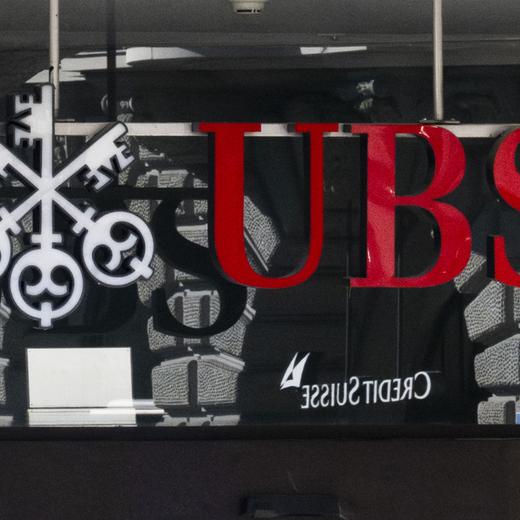 Blick auf die Logos der beiden Banken UBS und Credit Suisse auf dem Paradeplatz, aufgenommen am Freitag, 11. August 2023 in Zuerich. ()