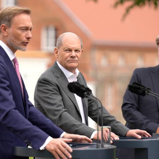 Pressekonferenz nach der Kabinettsklausur der Bundesregierung Finanzminister Christian Lindner FDP, Bundeskanzler Olaf Scholz SPD und Wirtschafts- und Klimaminister Robert Habeck Gruene gemeinsam bei der Pressekonferenz nach der Kabinettsklausur auf Schloss Meseberg, Gransee, 30.08.2023 Gransee, Schloss Meseberg Brandenburg Deutschland *** Press conference after the cabinet meeting of the Federal Government Finance Minister Christian Lindner FDP , Chancellor Olaf Scholz SPD and Economy and Climate Minister Robert Habeck Gruene together at the press conference after the cabinet meeting at Meseberg Castle, Gransee, 30 08 2023 Gransee, Meseberg Castle Brandenburg Germany