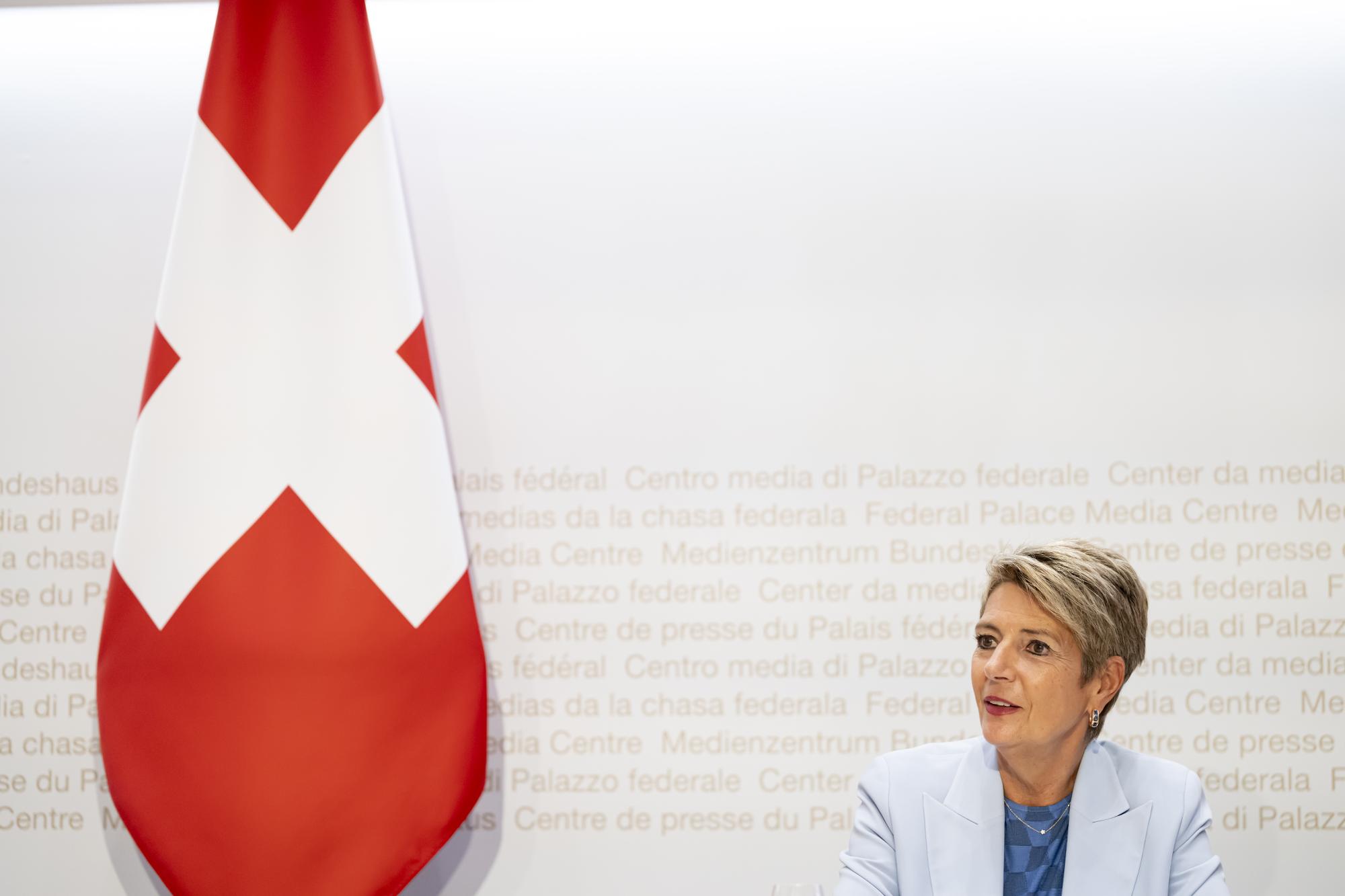 Bundesraetin Karin Keller-Sutter spricht an einer Medienkonferenz ueber die zwei Themen: Personalgeschaeft fuer das Bundesamtes fuer Zoll und Grenzsicherheit Bundesgesetz ueber die Transparenz juristischer Personen und die Identifikation der wirtschaftlich berechtigten Personen, am Mittwoch, 30. August 2023, im Medienzentrum Bundeshaus in Bern. (KEYSTONE/Anthony Anex)