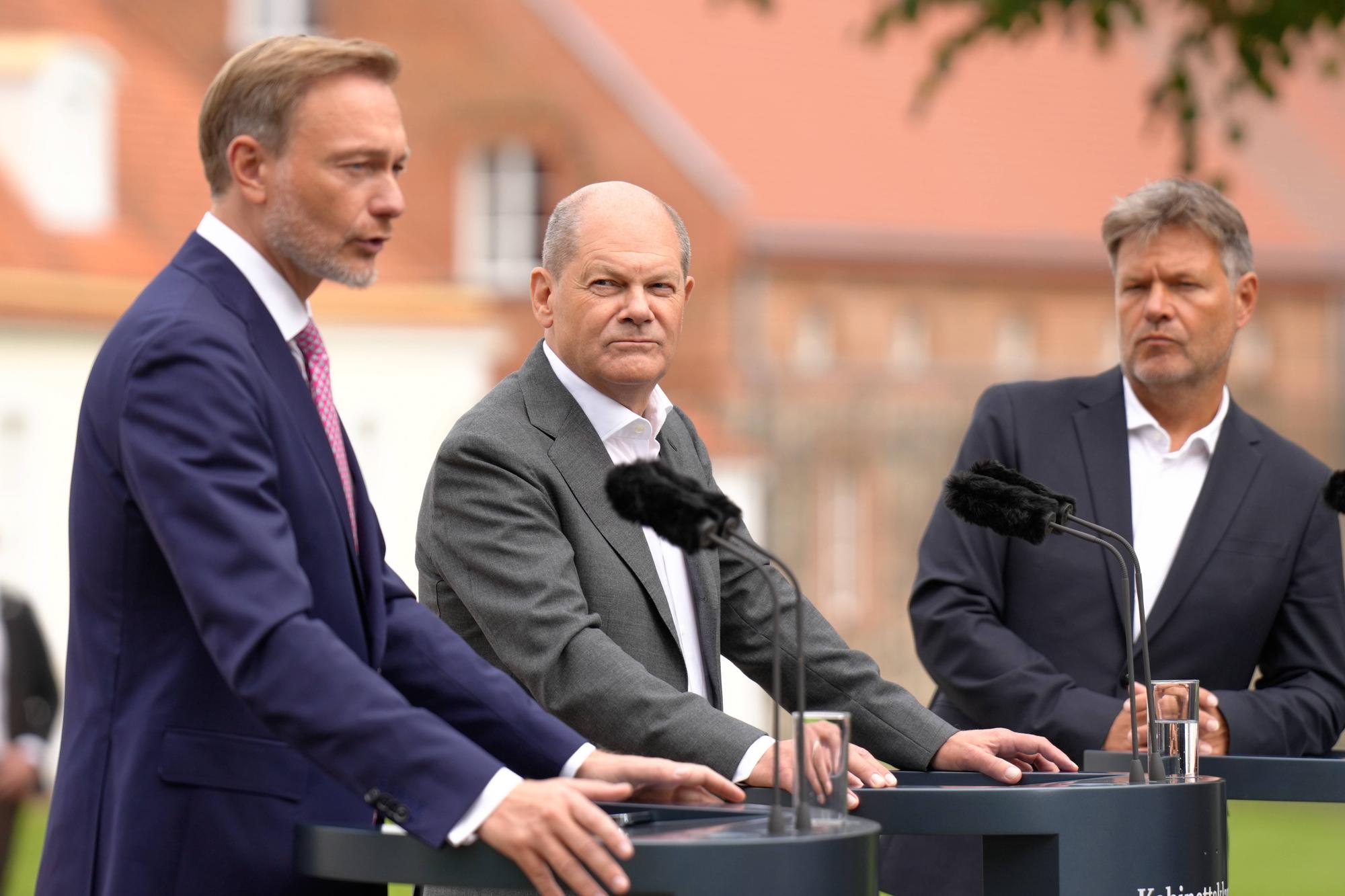 Pressekonferenz nach der Kabinettsklausur der Bundesregierung Finanzminister Christian Lindner FDP, Bundeskanzler Olaf Scholz SPD und Wirtschafts- und Klimaminister Robert Habeck Gruene gemeinsam bei der Pressekonferenz nach der Kabinettsklausur auf Schloss Meseberg, Gransee, 30.08.2023 Gransee, Schloss Meseberg Brandenburg Deutschland *** Press conference after the cabinet meeting of the Federal Government Finance Minister Christian Lindner FDP , Chancellor Olaf Scholz SPD and Economy and Climate Minister Robert Habeck Gruene together at the press conference after the cabinet meeting at Meseberg Castle, Gransee, 30 08 2023 Gransee, Meseberg Castle Brandenburg Germany