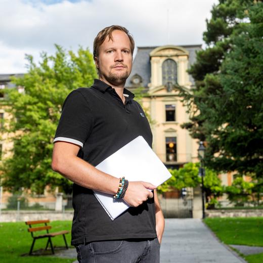 Le journaliste Julien Wicky comparait ce 31 aout au Tribunal du district de Sion. On lui reproche d?avoir divulgue des informations « confidentielles » d?un rapport de la Commission de gestion du Grand Conseil du Canton du Valais sur l?affaire dite des « constructions illicites dans la commune de Bagne » le 20 septembre 2020. A cette date, ce rapport a deja ete vote a l?unanimite par la commission competente, valide et depose aupres de l?administration. (KEYSTONE/Olivier Maire)