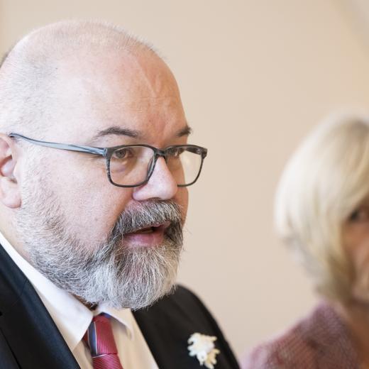 Praesident der Expertengruppe "Bankenstabilitaet" Yvan Lengwiler, Professor fuer Nationaloekonomie, Universitaet Basel, spezialisiert auf Finanzmarktregulierung und Geldpolitik, ehemaliges Verwaltungsratsmitglied der FINMA, links, spricht neben die Mitglied der Expertengruppe Eva Jaisli, CEO der PB Swiss Tools AG und Vorstandsmitglied Swissmem, rechts, waehrend einer Medienkonferenz zum Bericht der Expertengruppe "Bankenstabilitaet", am Freitag, 1. September 2023 in Bern. (KEYSTONE/Anthony Anex)