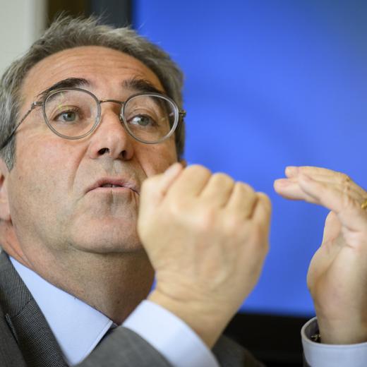 Le conseiller d'Etat vaudois Frederic Borloz parle lors d'une conference de presse sur l'etat de situation de l'ecole a visee inclusive, concept 360, ce mardi 2 mai 2023 a l'Etablissement primaire et secondaire de Villeneuve Haut-Lac. (KEYSTONE/Laurent Gillieron)