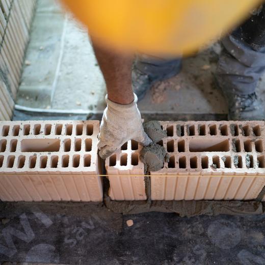Ein Maurer baut eine neue Wand in ein altes Haus, das zu einem Generationenhaus wird, in dem sich die Bewohnerinnen und Bewohner zweier Generationen eine Kueche teilen, fotografiert am 2. November 2021 in Meilen, Zuerich. (KEYSTONE/Gaetan Bally)