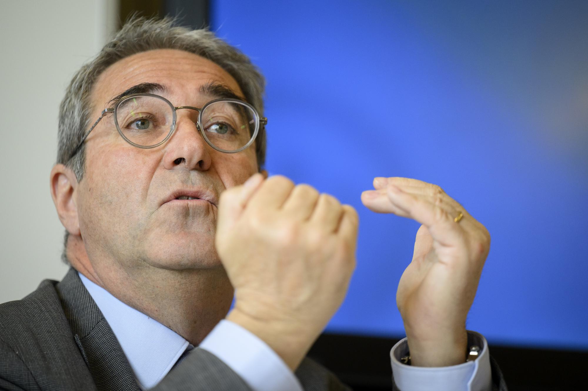 Le conseiller d'Etat vaudois Frederic Borloz parle lors d'une conference de presse sur l'etat de situation de l'ecole a visee inclusive, concept 360, ce mardi 2 mai 2023 a l'Etablissement primaire et secondaire de Villeneuve Haut-Lac. (KEYSTONE/Laurent Gillieron)