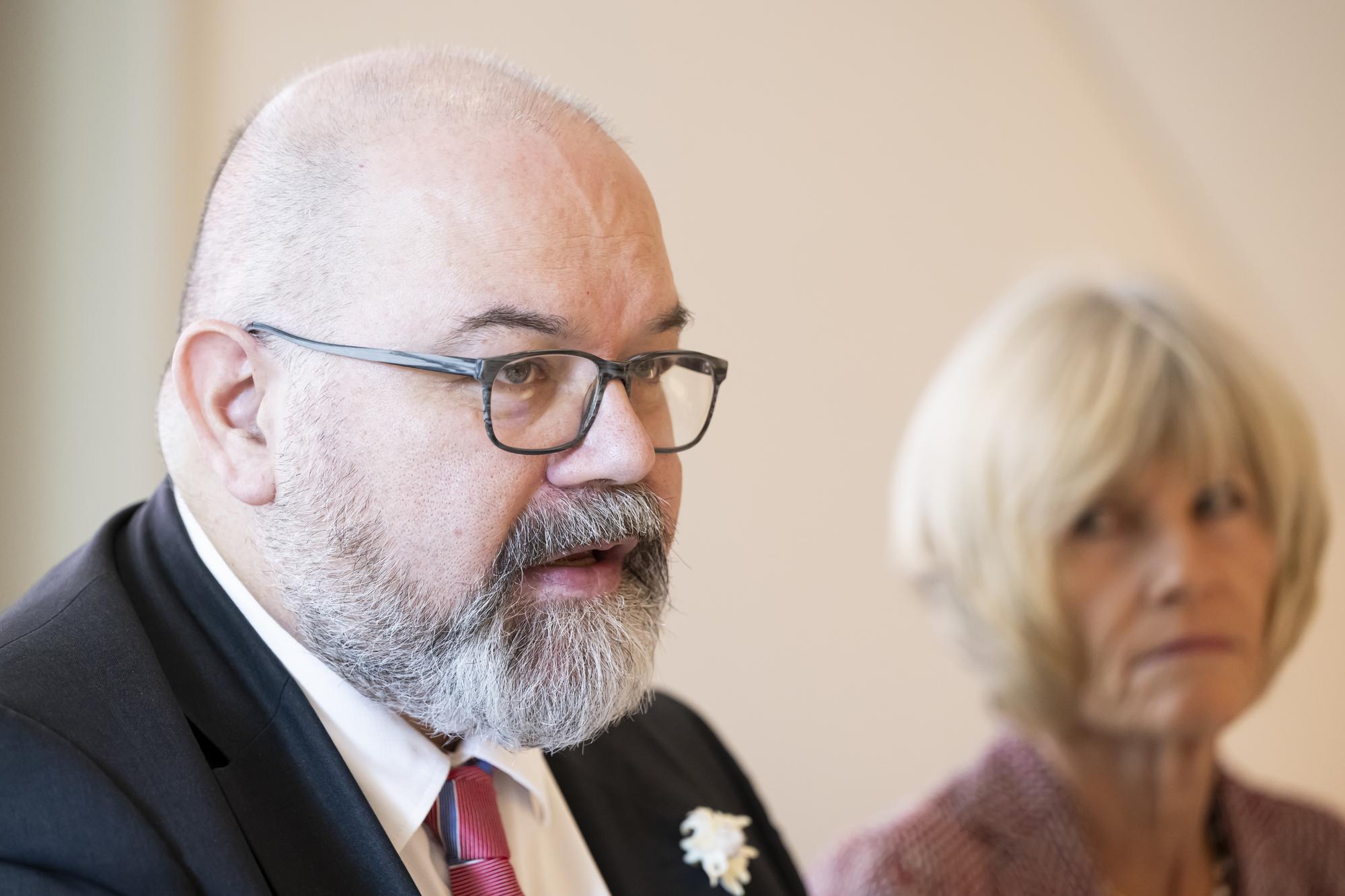 Praesident der Expertengruppe "Bankenstabilitaet" Yvan Lengwiler, Professor fuer Nationaloekonomie, Universitaet Basel, spezialisiert auf Finanzmarktregulierung und Geldpolitik, ehemaliges Verwaltungsratsmitglied der FINMA, links, spricht neben die Mitglied der Expertengruppe Eva Jaisli, CEO der PB Swiss Tools AG und Vorstandsmitglied Swissmem, rechts, waehrend einer Medienkonferenz zum Bericht der Expertengruppe "Bankenstabilitaet", am Freitag, 1. September 2023 in Bern. (KEYSTONE/Anthony Anex)