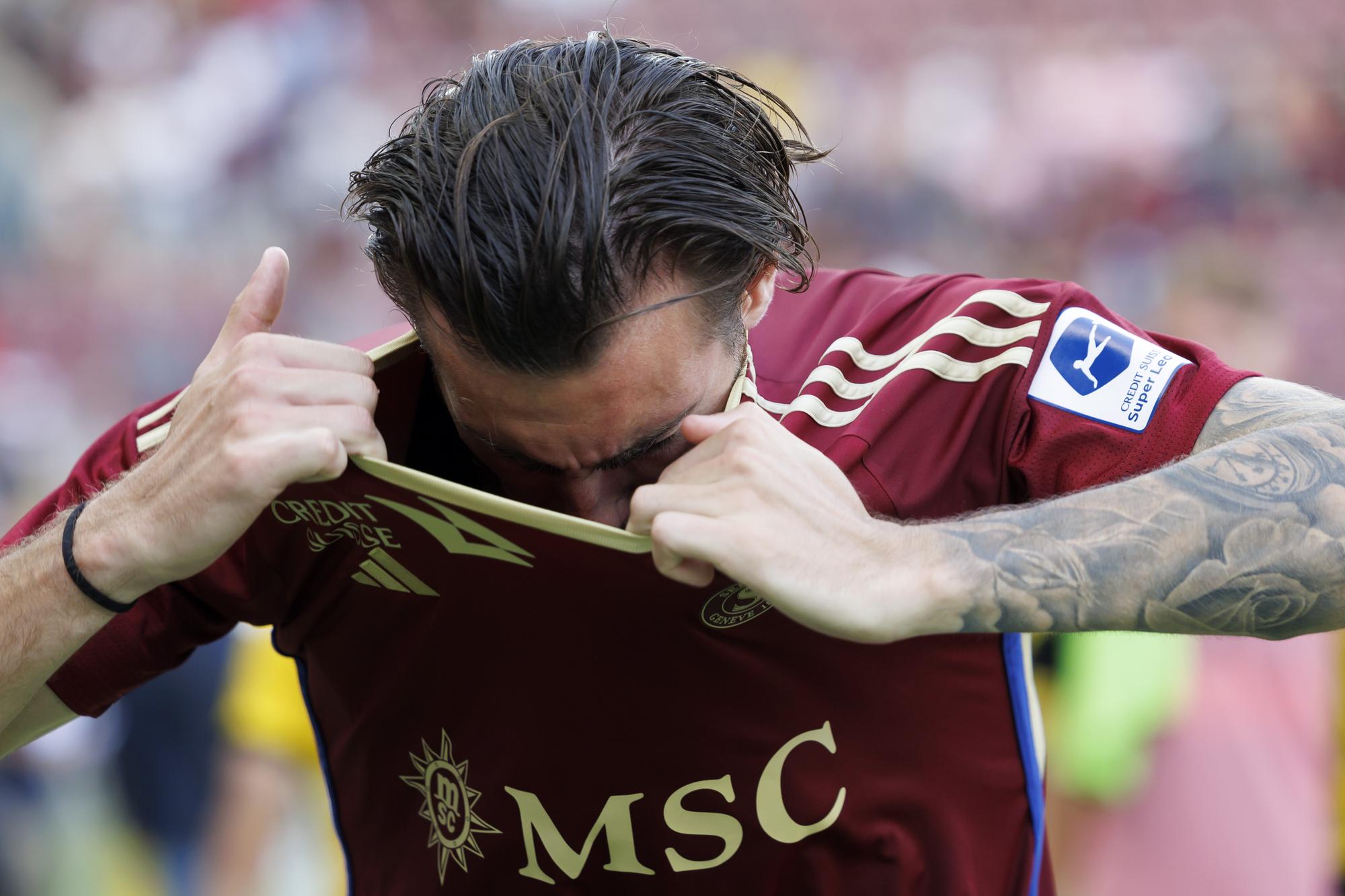 Servette's defender Yoan Severin reacts after losing against the team Young Boys, during the Super League soccer match of Swiss Championship between Servette FC and BSC Young Boys, at the Stade de Geneve stadium, in Geneva, Switzerland, Sunday, September 3, 2023. (KEYSTONE/Salvatore Di Nolfi)