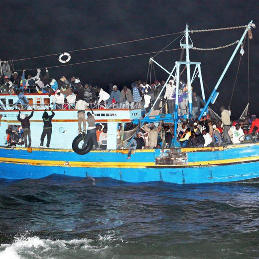 Überladenes Flüchtlingsboot vor Lampedusa Copyright: JOKER/AlexanderxStein JOKER110508419800 überladenes Refugee boat before LAMPEDUSA Copyright Joker AlexanderxStein JOKER110508419800