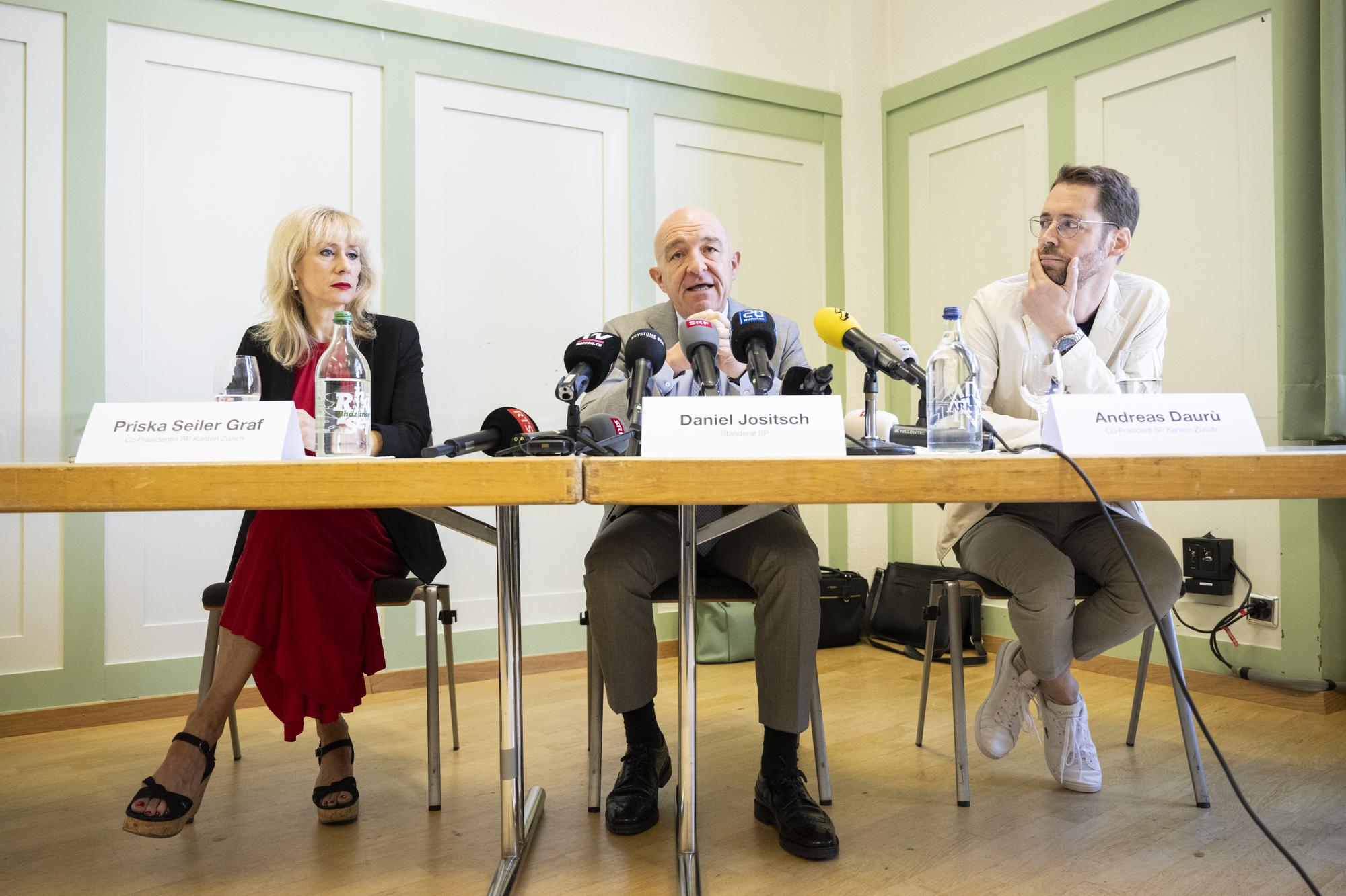Der Zuercher SP-Staenderat Daniel Jositsch, Mitte, spricht neben Nationalraetin Priska Seiler Graf und Kantonsrat Andreas Dauru an einer Medienkonferenz ueber seine Bundesratskandidatur, aufgenommen am Dienstag, 5. September 2023 in Zuerich. (KEYSTONE/Ennio Leanza)