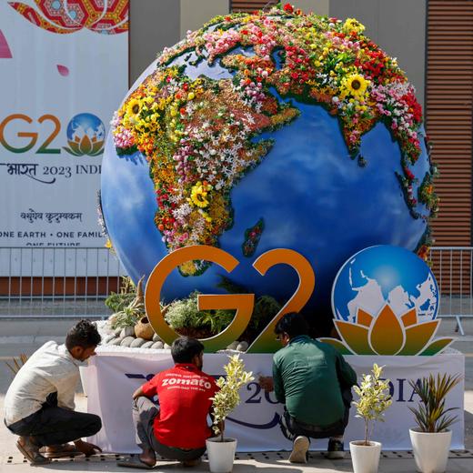 Des travailleurs décorent une installation à la veille du sommet à New Delhi