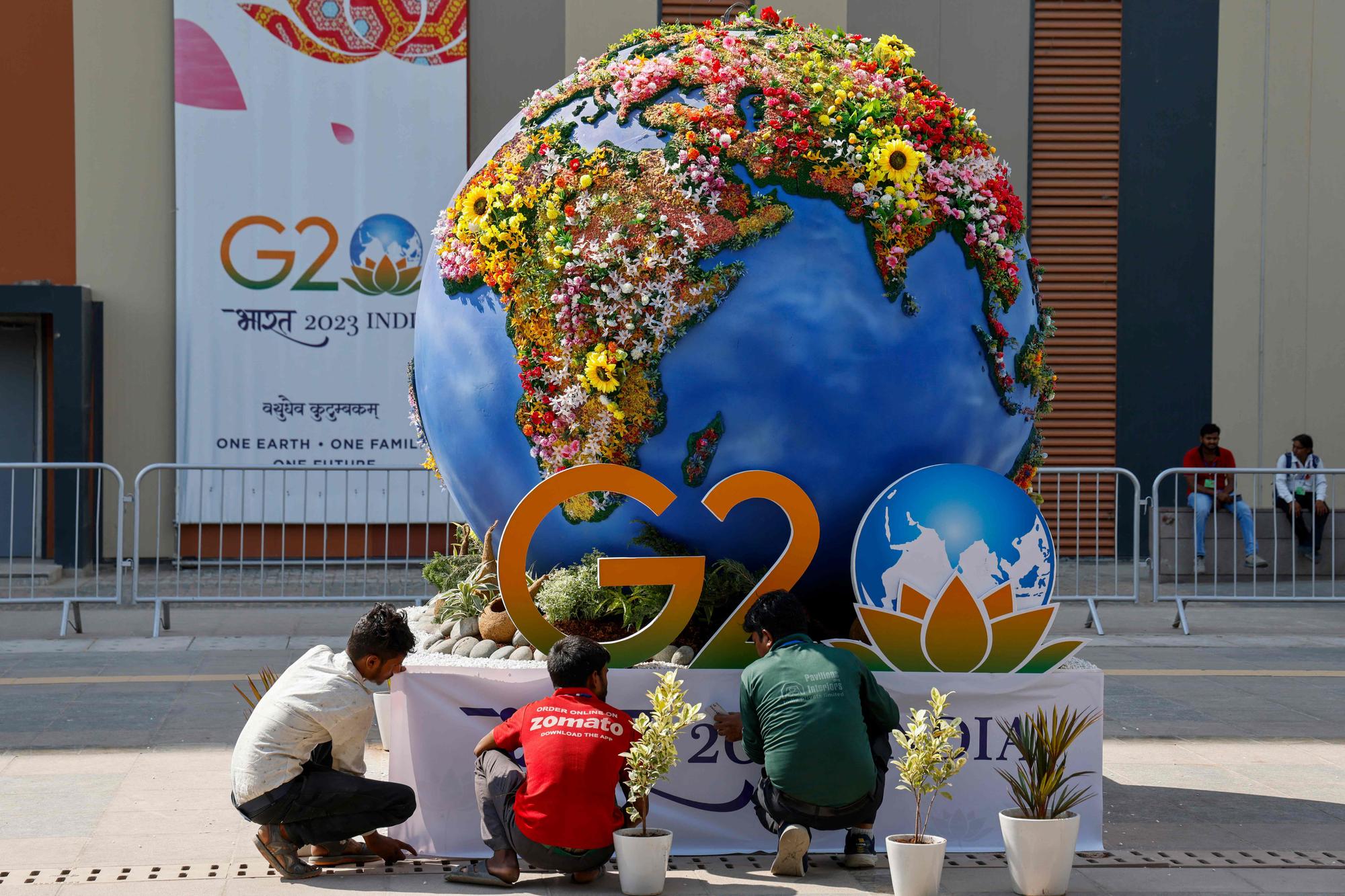 Des travailleurs décorent une installation à la veille du sommet à New Delhi