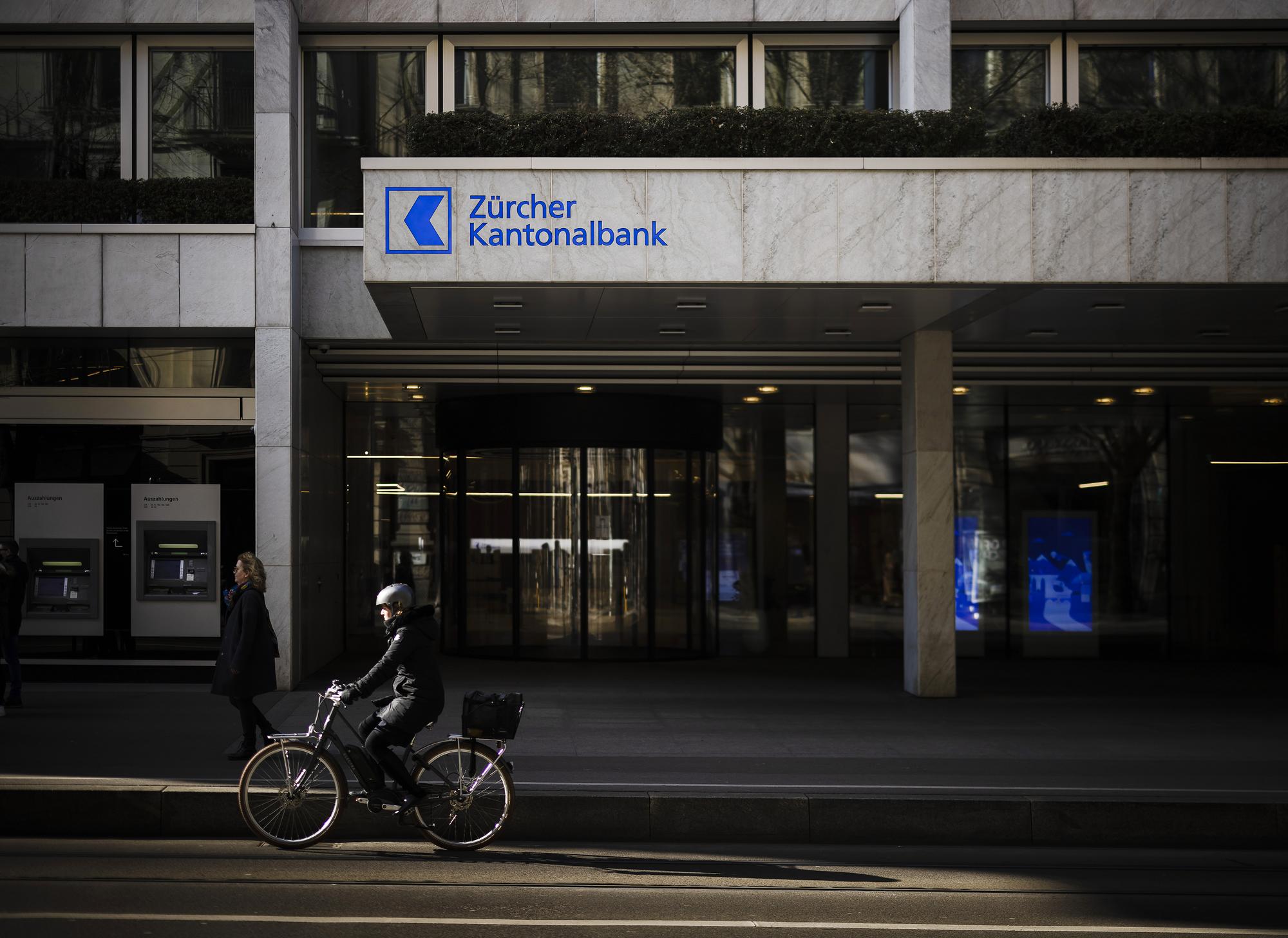 Das Logo der Zuercher Kantonalbank ZKB am Hauptsitz an der Bahnhofstrasse, aufgenommen am Donnerstag, 10. Februar 2022 in Zuerich. (KEYSTONE/Michael Buholzer)
