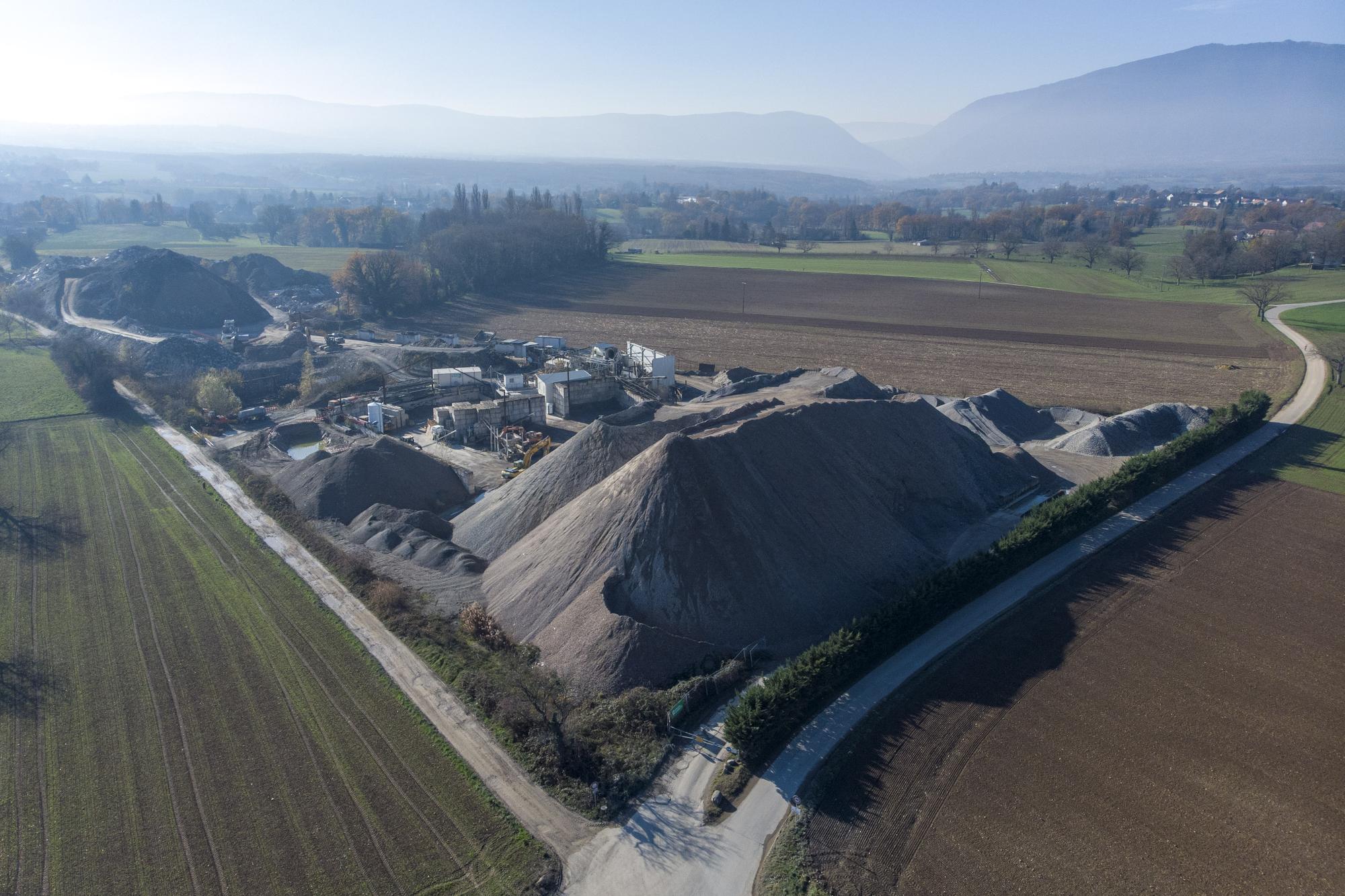 Vue de la Sabliere du Cannelet et de la zone agricole de la commune de Avusy photographiee, ce dimanche 22 novembre 2020 a Athenaz pres de Geneve. Les citoyens genevois se prononceront sur les objets cantonaux "La creation d'une zone industrielle a Athenaz pour le recyclage" et "Pour la Convention de l'ONU relative aux droits des personnes handicapees" lors des votations cantonales du 29 novembre. (KEYSTONE/Salvatore Di Nolfi)