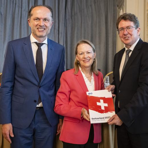 Benoit Revaz, Direktor des Bundesamtes fuer Energie BFE, Bundesrat Albert Roesti, und die stellvertretende Exekutivdirektorin der Internationalen Energie-Agentur IEA, Mary Burce Warlick, von links, praesentieren den Bericht der IEA zur Schweizer Energiepolitik, am Montag, 11. September 2023 in Bern. (KEYSTONE/Alessandro della Valle)