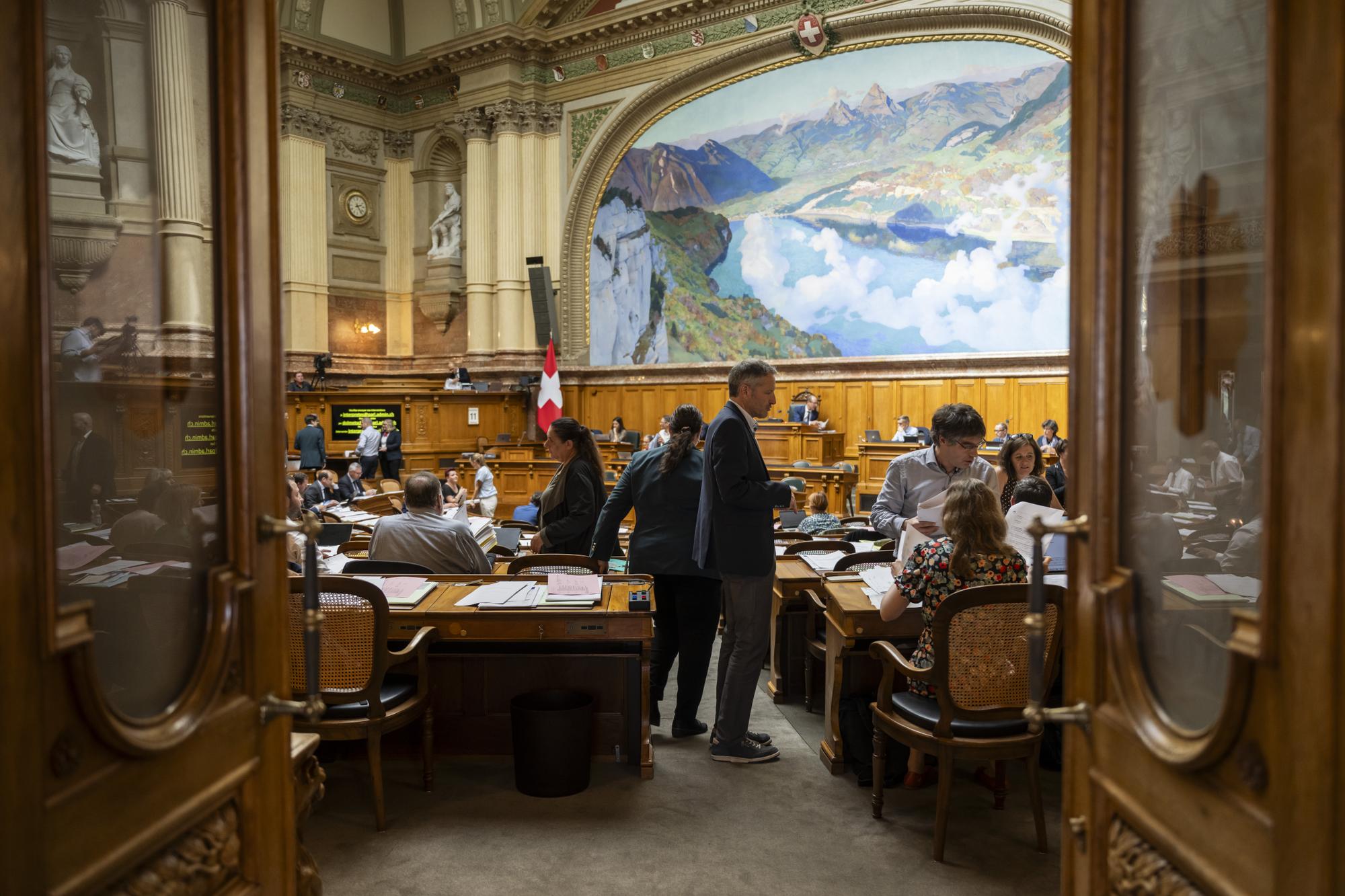 Parlamentarierinnen und Parlamentarier nehmen ihre Plaetze ein, kurz vor Sitzungsbeginn, am ersten Tag der Herbstsession der Eidgenoessischen Raete, am Montag, 11. September 2023 im Nationalrat in Bern. (KEYSTONE/Alessandro della Valle)