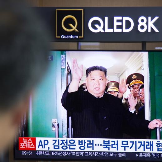 epa10855428 A man watches a news segment detailing North Korean Leader Kim Jong-un's visit to Russia; at a station in Seoul, South Korea, 12 September 2023. According to North Korea's state-run media, North Korean leader Kim Jong-un is travelling by train to Russia to meet with Russian President Vladimir Putin. EPA/JEON HEON-KYUN