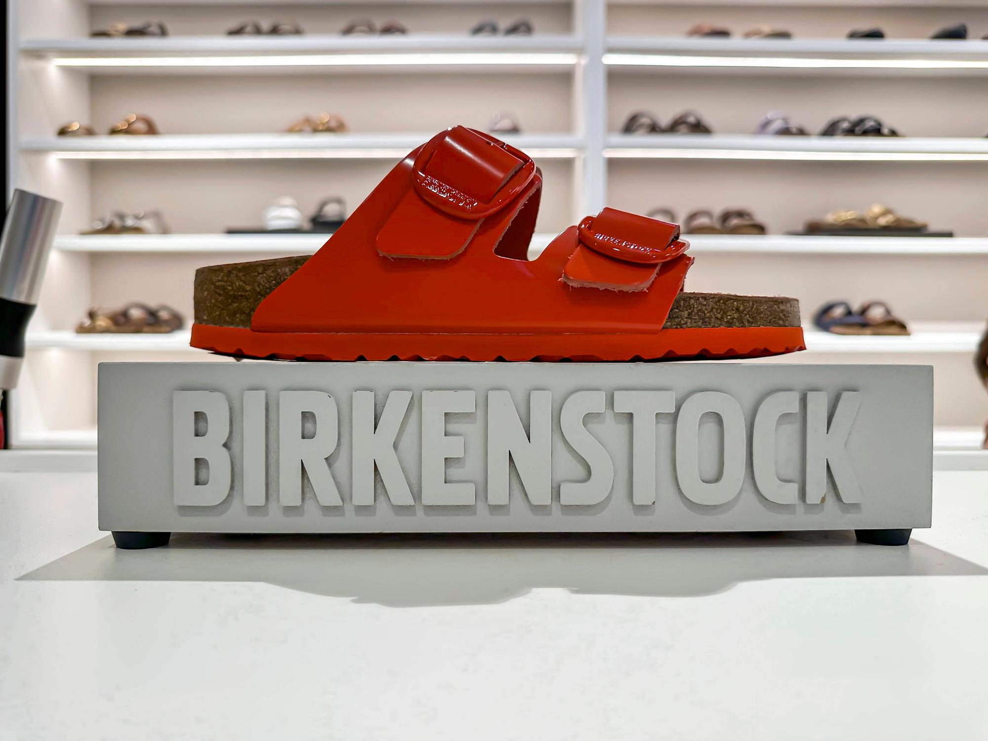 Birkenstock Shop Stuttgart, Sandalette mit Logo des Herstellers von Sandalen. // 07.08.2023 Stuttgart, Baden-Württemberg, Deutschland, Europa *** Birkenstock Shop Stuttgart, sandal with logo of the manufacturer of sandals 07 08 2023 Stuttgart, Baden Württemberg, Germany, Europe