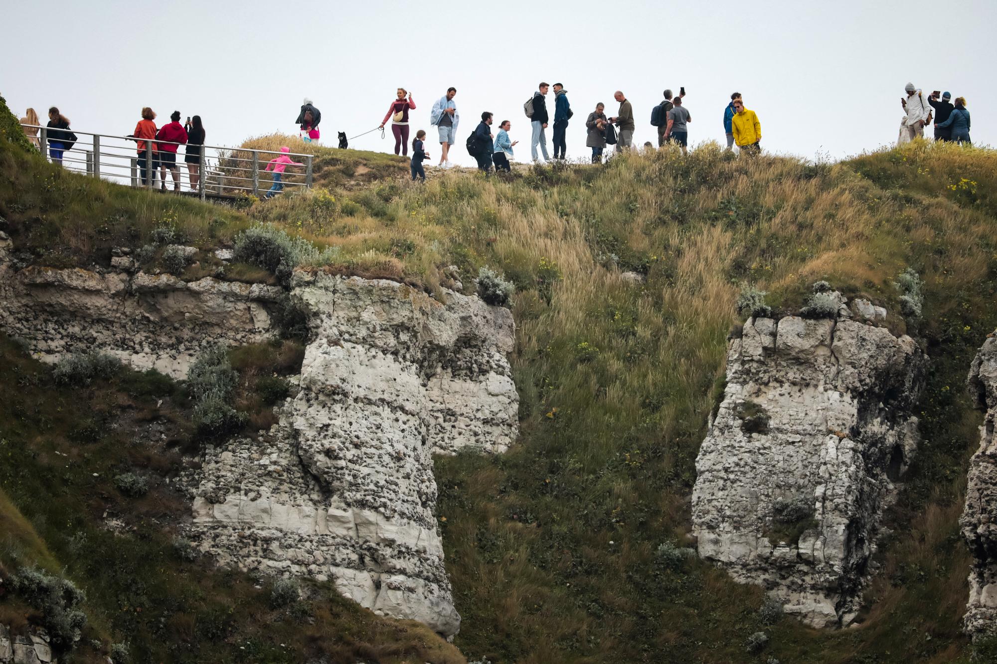 Les falaises d'Étretat, une des attractions touristiques de la France menacée par les pics de fréquentation.