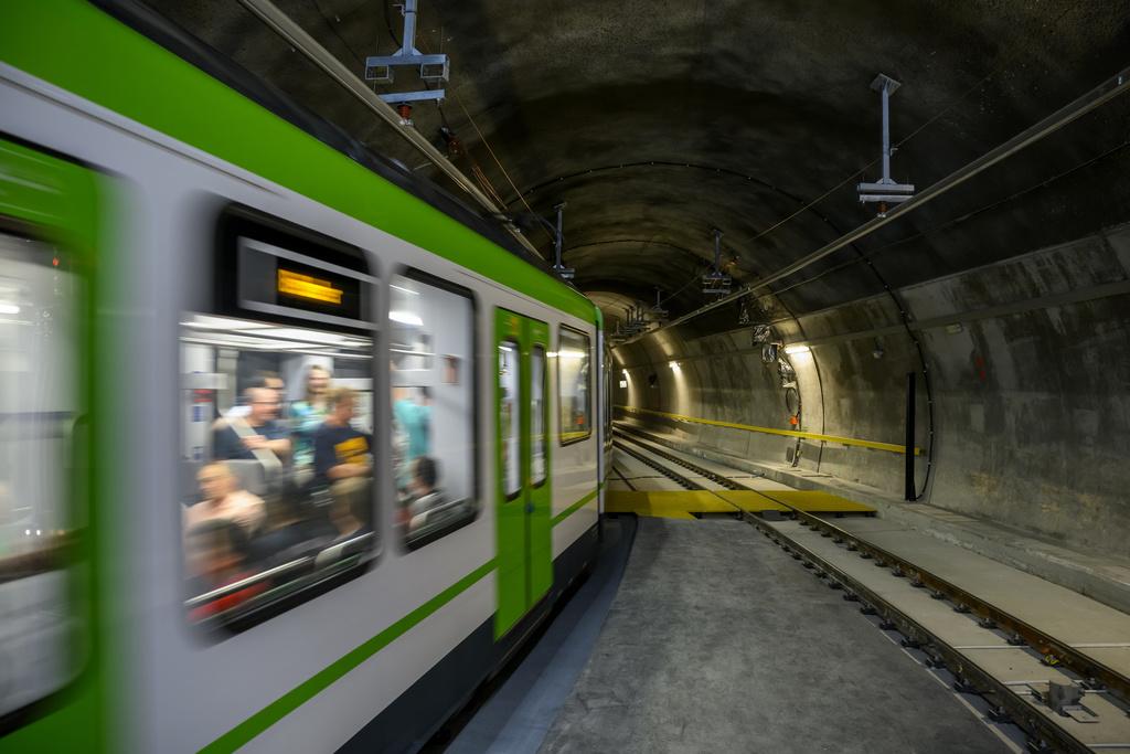 Des personnes voyagent dans un train du LEB lors de l'inauguration du tunnel sous l'avenue d'Echallens entre les gares de Lausanne-Flon et Union-Prilly le samedi 14 mai 2022 a Lausanne. Apres cinq annees de travaux, le nouveau tunnel du LEB sous l'avenue d'Echallens est pret a accueillir les premiers trains dimanche 15 mai 2022. (KEYSTONE/Jean-Christophe Bott)