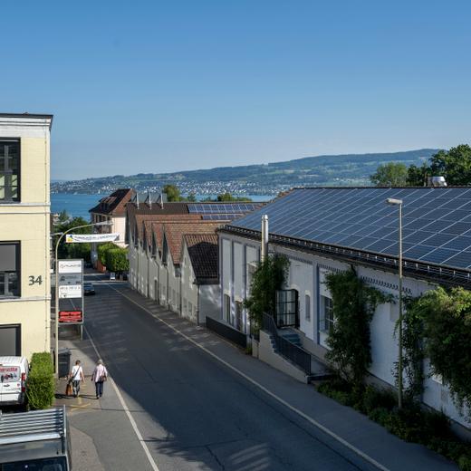 Photovoltaik Anlagen auf dem Dach des Tuwag Areal, fotografiert am Mittwoch, 6. Juli 2022 in Waedenswil. Auf dem Tuwag-Areal stehen heute Gewerbe-, Dienstleistungs- und Wohnraeume. Rund 70 KMUs haben hier ihre Bueros angesiedelt und die Zuercher Hochschule fuer Angewandte Wissenschaften (ZHAW) bildet auf dem Campus Chemiker, Umweltingenieure und Lebensmitteltechnologen aus. (KEYSTONE/Christian Beutler)