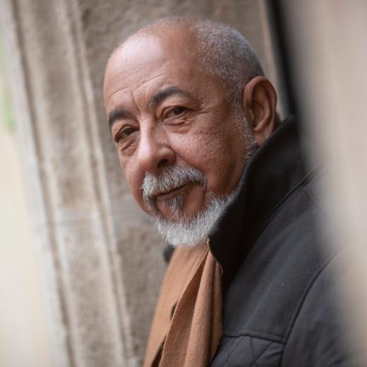 epa10452390 Cuban writer Leonardo Padura poses for the media after being awarded with the Pepe Carvalho Prize during the BCNegra Barcelona Noir Novel Festival held in Barcelona, Spain, 07 February 2023. Padura is well-known for his noir novels about detective Mario Conde. EPA/Marta Perez