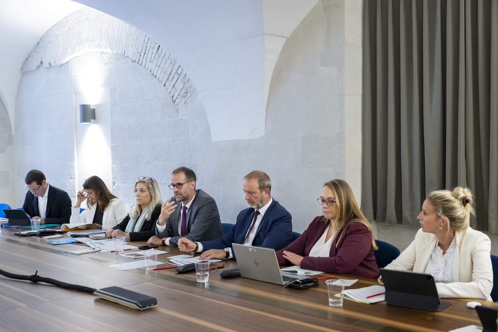 Le Conseil d'Etat genevois in corpore, Pierre Maudet, Anne Hiltpold, Nathalie Fontanet, le president du Conseil d'Etat genevois, Antonio Hodgers, Thierry Apotheloz, Carole-Anne Kast, Delphine Bachmann, de gauche a droite, s'expriment, sur la presentation du projet de budget 2024 de l'Etat de Geneve, lors d'une conference de presse du Conseil d'Etat genevois in corpore, ce jeudi 14 septembre 2024 a Geneve. (KEYSTONE/Martial Trezzini).
