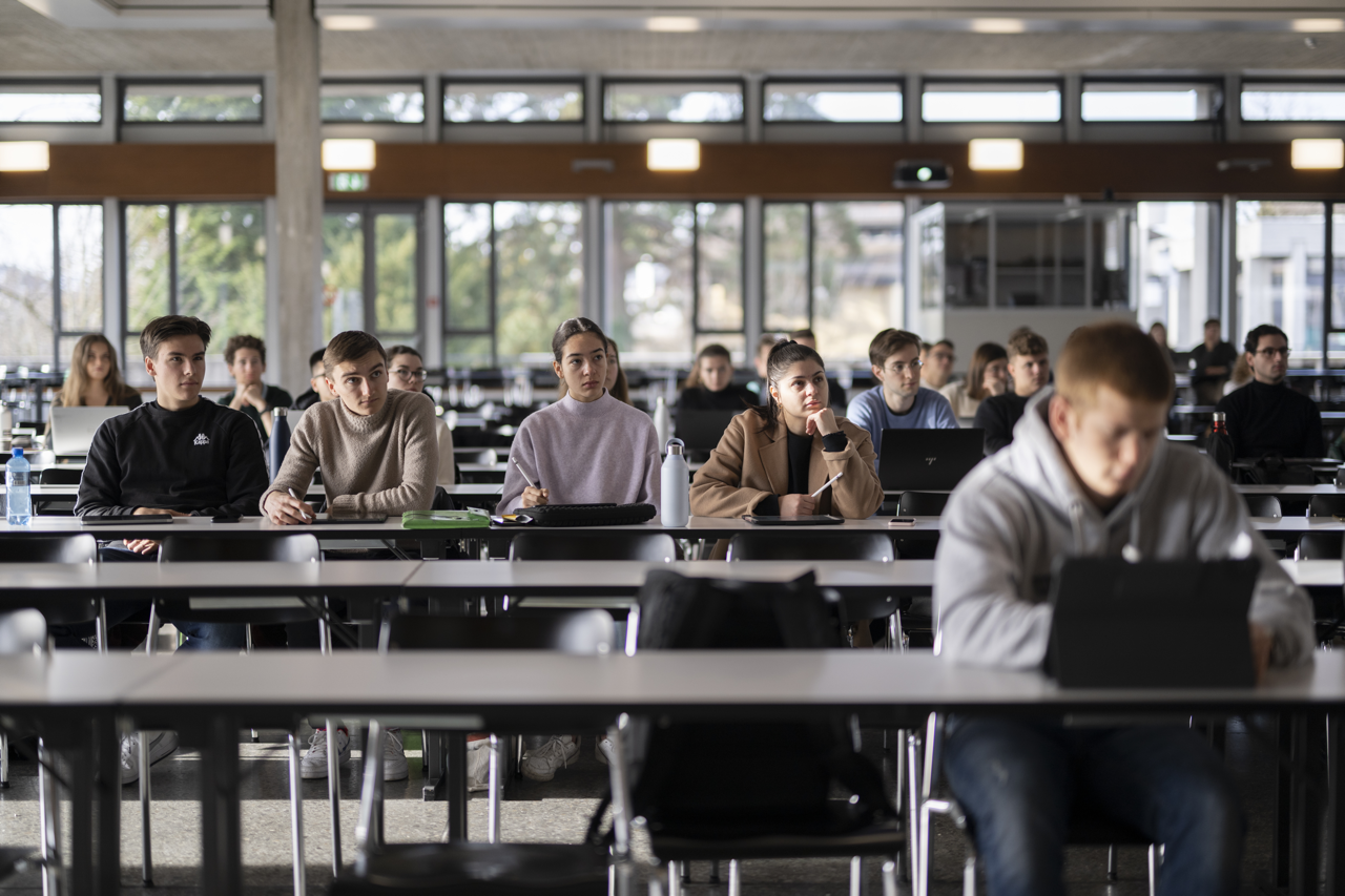 Studenten ohne Maske an einer Vorlesung nach Aufhebung der Covid-19-Massnahmen an der HSG, aufgenommen am Donnerstag, 24. Februar 2022, in St. Gallen. (KEYSTONE/Gian Ehrenzeller)