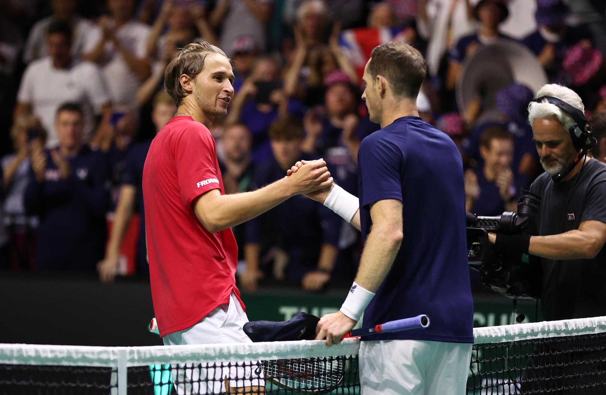 epa10862491 Leandro Riedi of Switzerland (L) shakes hands with Andy Murray of Great Britain (R) after the Davis Cup Finals Group B match between Great Britain and Switzerland at the AO Arena in Manchester, Britain, 15 September 2023. EPA/ADAM VAUGHAN