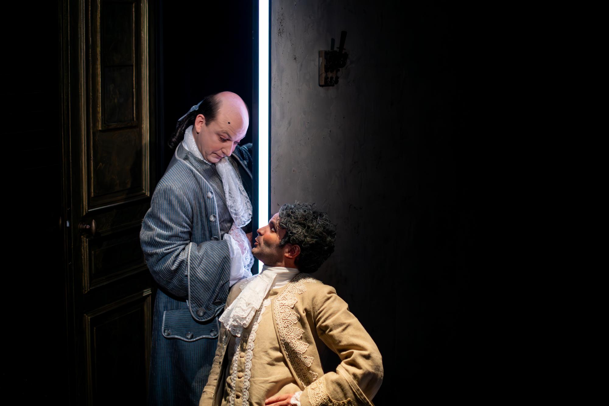 Frank Arnaudon (à gauche) dans le costume de Figaro et Frank Michaux dans celui du comte Almaviva forment un duo joueur jusqu'à l'ivresse.