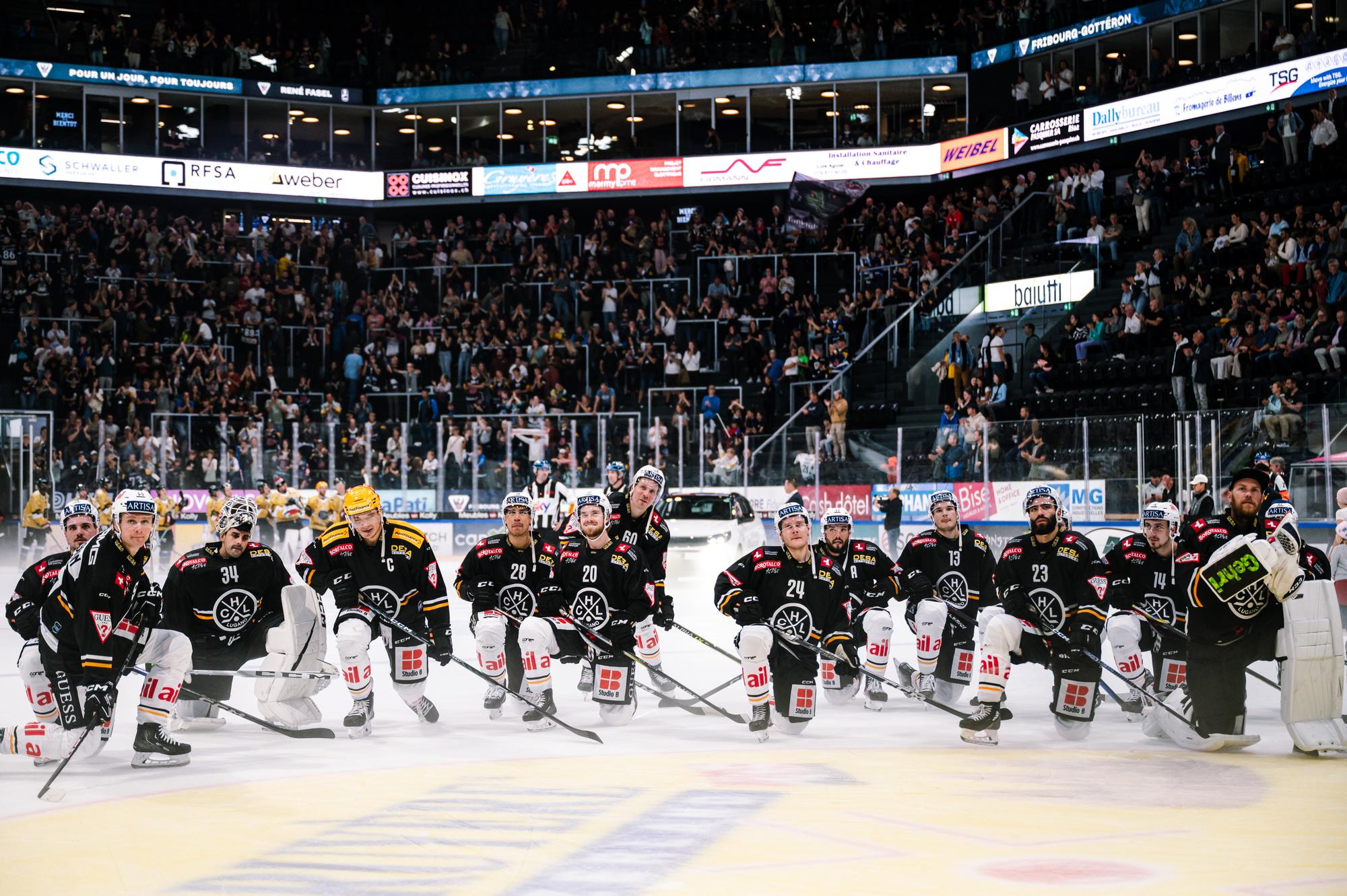 Les joueurs luganais saluent leur supporters apres le match du championnat suisse de hockey sur glace de National League entre le HC Fribourg-Gotteron, HCFG, et le HC Lugano, HCL, les fribourgeois jouent avec des maillots speciaux pour la lutte contre le cancer des enfants, ce samedi 16 septembre 2023, a la patinoire de la BCF Arena a Fribourg. (KEYSTONE/Adrien Perritaz)