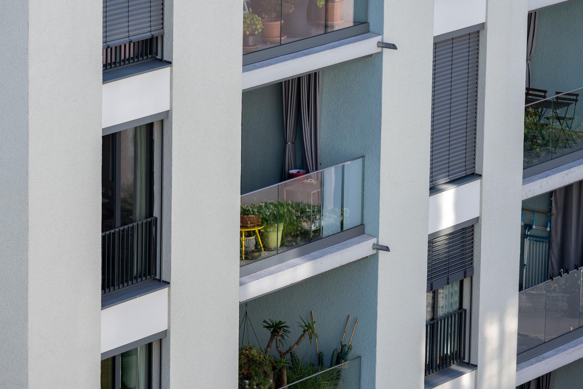 Balkone eines Wohnhauses, fotografiert am Mittwoch, 29. Juni 2022 in Zuerich. (KEYSTONE/Christian Beutler)