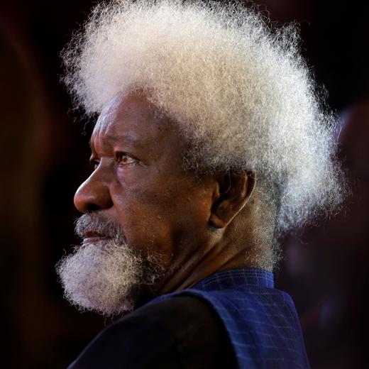 «Il règne un aveuglement, une incapacité à voir dans les autres des êtres humains. C'est la grande indignité de notre époque, sa faillite», dit Wole Soyinka.