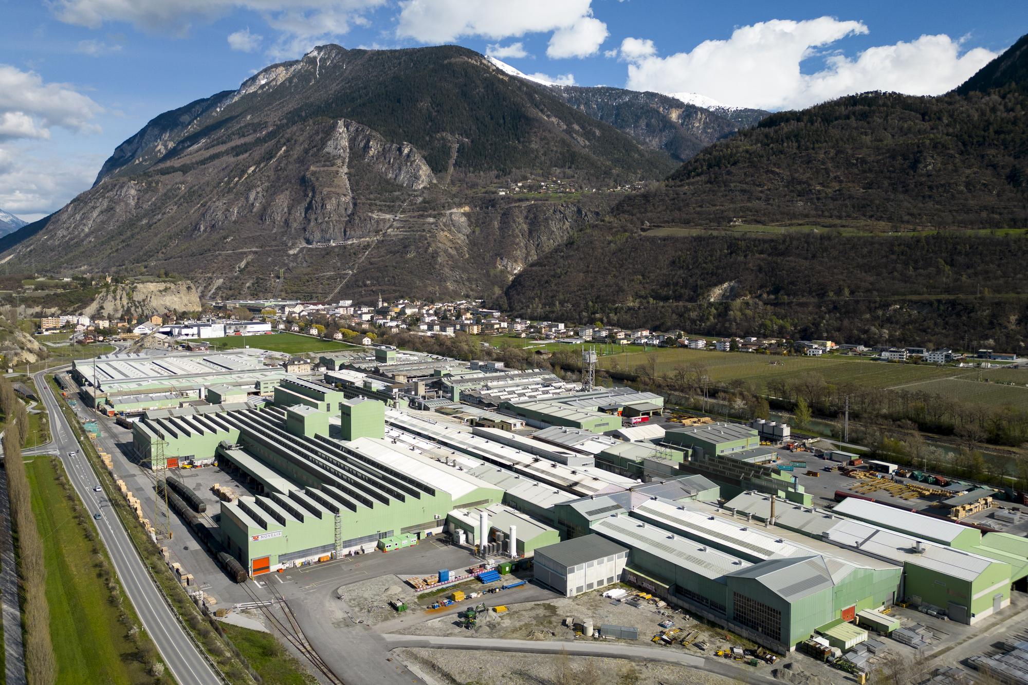 L'usine Novelis, plus grande entreprise de produits lamines en aluminium et un des plus importants recycleurs d'aluminium au monde, photographiee ce samedi 8 avril 2023 a Sierre. (KEYSTONE/Laurent Gillieron)