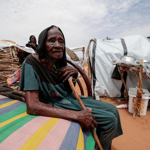 Une Soudanaise qui a fui le conflit à Geneina, dans la région du Darfour, est assise devant son abri temporaire à Adre, au Tchad, le 20 juillet 2023.
